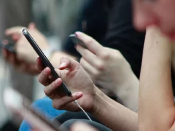 Un tercio de las personas que tienen celular sigue sin una conexión a internet