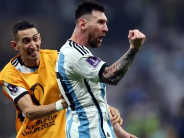 Eterna vigilia frente a las casas de Angelito Di María y Leo Messi antes de su partida