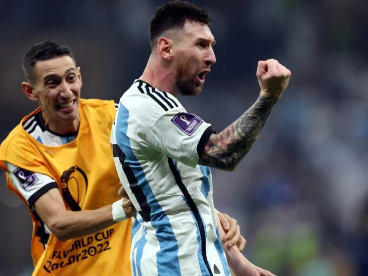 Eterna vigilia frente a las casas de Angelito Di María y Leo Messi antes de su partida