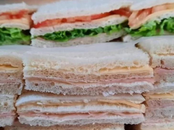 Emiten alerta alimentaria por una marca de sándwiches de miga