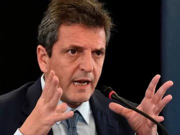 Para aflojar la tensión financiera, Massa anunció la recompra de deuda pública