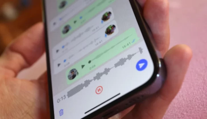 WhatsApp cambió el color de los ticks en los audios y generó confusión