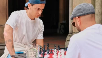 Dybala se lució jugando al ajedrez en Nueva York y festejó como un campeón