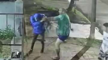 Vecino de El Palomar salió en calzoncillos y frenó a los golpes un robo