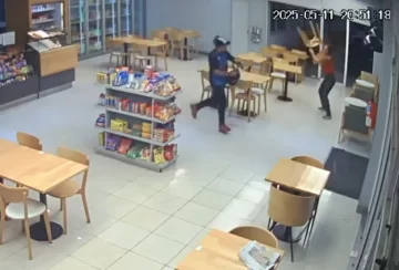 Empleada enfrenta a ladrón a sillazos en un minishop