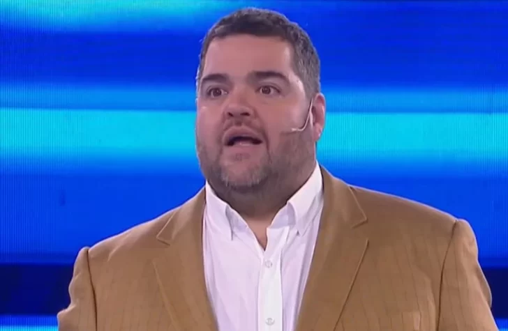 Barassi se sonrojó en vivo: recordó sus remeras polémicas en “Ahora Caigo”
