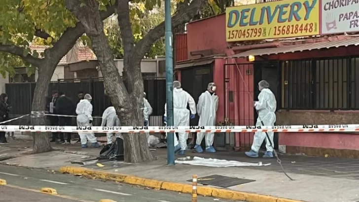 Horror en Mendoza: un hermano encontró asesinado al panchero del barrio
