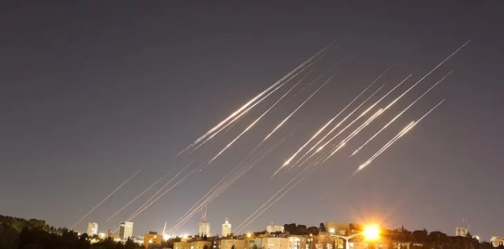 Irán volvió a atacar Israel: misiles cayeron en Haifa y Tel Aviv