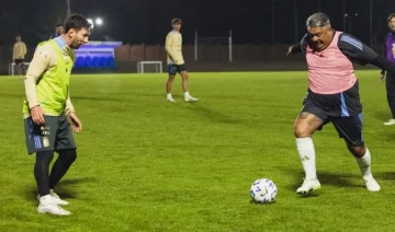 El Chiqui Tapia se animó y gambeteó a Messi antes del partido con Colombia