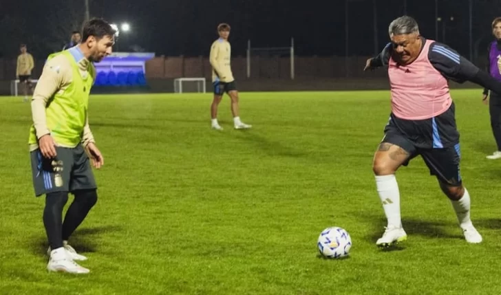 El Chiqui Tapia se animó y gambeteó a Messi antes del partido con Colombia