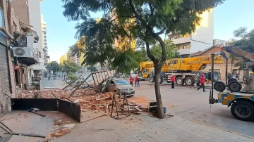 Empezó la demolición del muro que se derrumbó en Bv. San Juan: todo sigue vallado