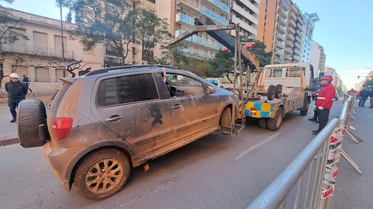 Retiraron el auto atrapado tras el derrumbe en Bv. San Juan: ¿qué sigue ahora?