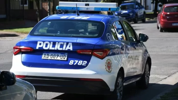 Dos jóvenes detenidos en Córdoba tras romper un auto: los delató una cámara