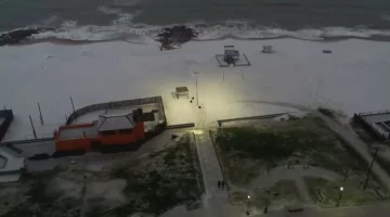 Nevó en Miramar: la playa se vistió de blanco y las imágenes sorprenden