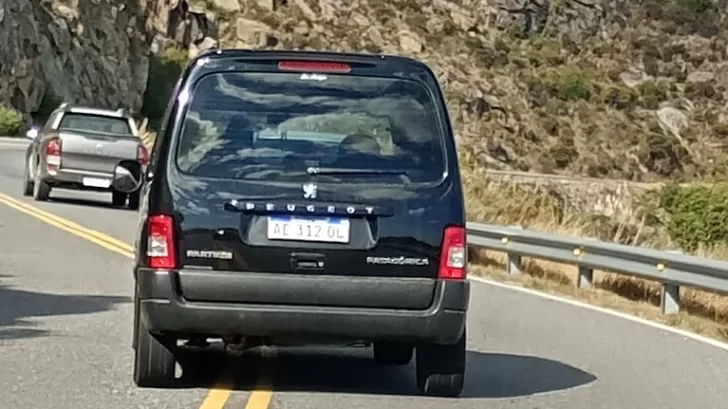 Maniobra temeraria en Altas Cumbres: un auto cruzó dos veces en doble línea amarilla