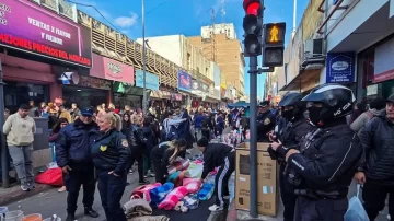 La Municipalidad desalojó a manteros y secuestró $480 millones en Córdoba antes del Día del Padre