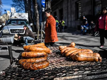 Choripaneros a los gritos y con cuchillos: desalojo violento en pleno centro cordobés