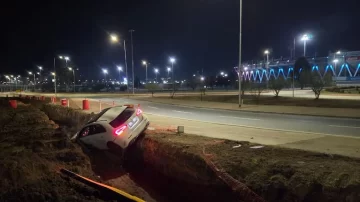 Borracho y con 17 años, chocó su Mercedes y terminó en una zanja frente al Kempes