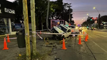 Escándalo en Villa Belgrano: un Audi chocó en contramano y se fugó tras derribar un semáforo