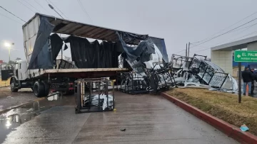 Mañana complicada en Córdoba: dos choques y un camión volcado bajo la lluvia