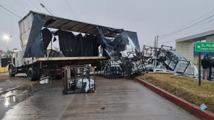 Mañana complicada en Córdoba: dos choques y un camión volcado bajo la lluvia