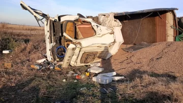 Tragedia en ruta 11: camionero murió tras volcar cerca de Monte Maíz