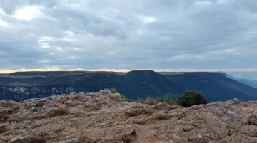 Dolor en Brasil: una nena de 11 años cayó de un mirador y murió frente a su familia