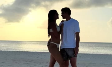 Julián Álvarez y Emilia Ferrero disfrutan vacaciones en Formentera con amigos y esperan su primer hijo