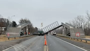 Un camión tiró un puente peatonal en Córdoba y cortaron la ruta