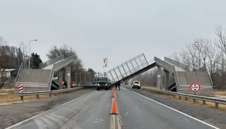 Un camión tiró un puente peatonal en Córdoba y cortaron la ruta
