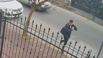 El ladrón elegante de Córdoba: con traje, inhibió un auto y robó todo en segundos