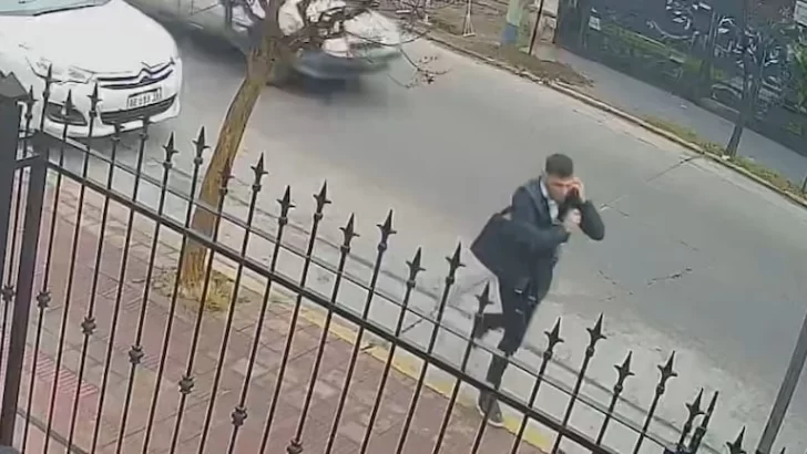 El ladrón elegante de Córdoba: con traje, inhibió un auto y robó todo en segundos