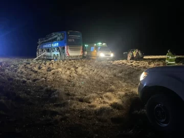 Choque fatal en Santa Cruz dejó al menos tres muertos y varios heridos
