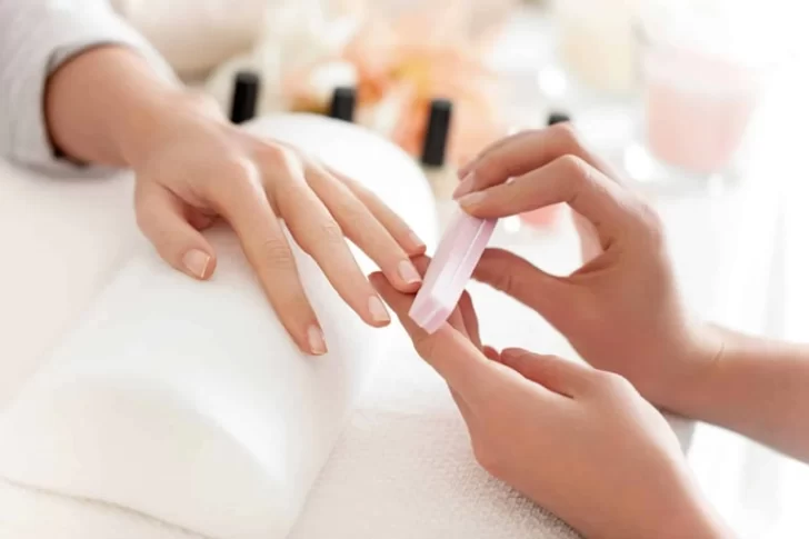 Una oferta laboral en un salón de uñas generó polémica por las condiciones
