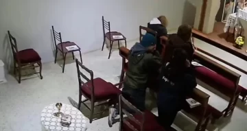 Robaron a una mujer mientras rezaba en una parroquia de Santa Fe: quedó todo grabado