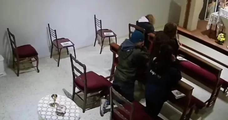Robaron a una mujer mientras rezaba en una parroquia de Santa Fe: quedó todo grabado