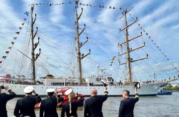La Fragata Libertad zarpó de Alemania rumbo a Países Bajos