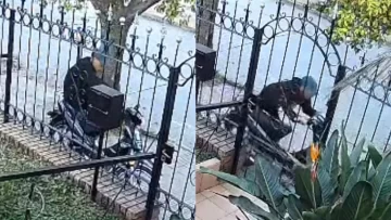 En segundos le robaron la moto con la que trabaja y lleva a sus hijos al colegio