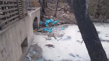 Clausuraron una fábrica en Córdoba por tirar líquidos tóxicos a un canal de desagüe
